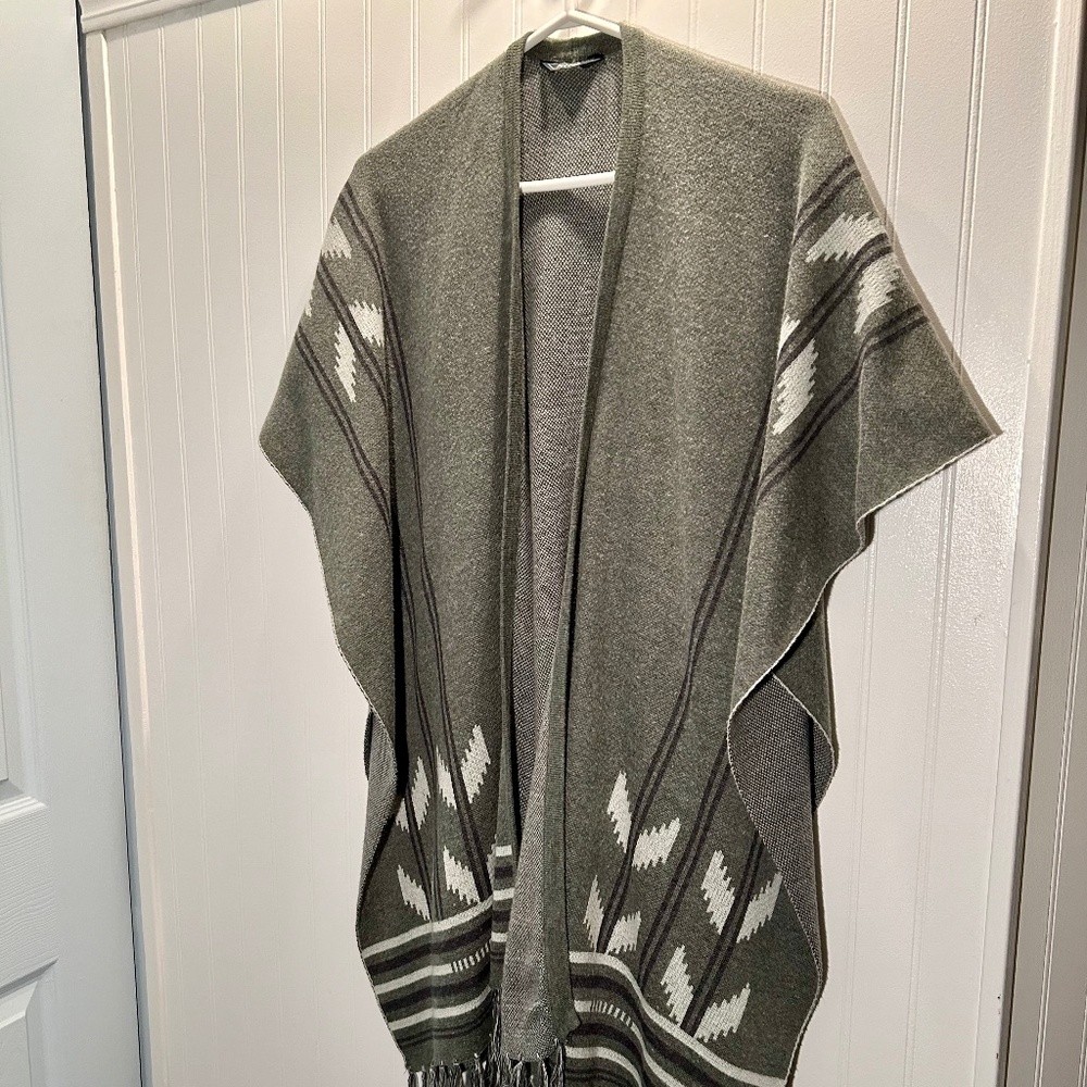 ROOTS Canada Poncho - Grey Acrylic